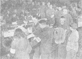 
一九五〇年十月二十三日、上海市第二回第一次各界人民代表会議の席上、市長、副市長、政府委員を選出するため投票をおこなつている上海の代表たち。
