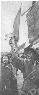 
北京市郊外区の老農民もデモに参加し花束をふりかざして「毛主席万才！」を叫んでいる
