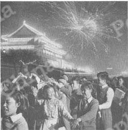 
当夜、天安門廣場には数十万の群衆がおしよせた。手前は集団舞踊に興じている北京地質学院の学生たち
