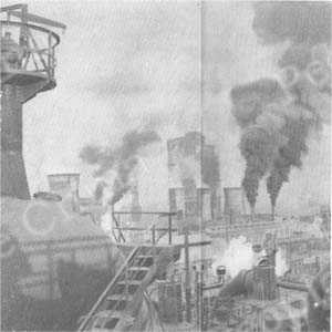 
鉄道部鞍山は解放前、囯民党匪賊による大破壊をこうむつたが、解放後急速に復興し、一九五二年から大規模な建設の段階にはいつた。図は鞍山鋼鉄公司の一部
