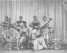 
福建省民間芸能人の「茶摘みの燈」。これは茶摘みの労働を舞踊化したもので、福建省東部の民衆は一九九二年に赤軍と協同してこの舞踊を宣傳活動に用いたことがある。
