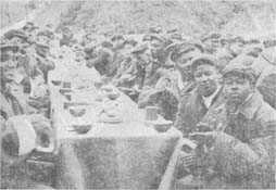 
写眞は米軍側捕虜遣送の前日、朝鮮·中囯側の捕虜收容所がひらいて盛大な送別会の情景
