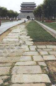 
①永定門の「御道」は、もともと使われていた石を利用して昔の姿を再現した
