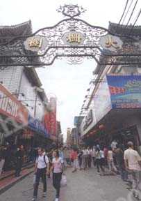 
②大柵欄では、北京の伝統的な文化を体験し、特色ある商品を購入できる（写真·沈暁寧）
