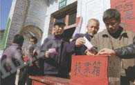 
陜西省の農村で行なわれた村民委員会の選挙（写真·李新民）
