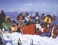 
「女神の山」と称されるチョモラリ（綽木拉日）峰（7326メートル）。1996、日中合同チョモラリ峰登山隊は、全員登頂の快挙を成し遂げた
