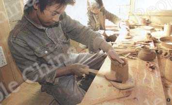 
①陶器の白地を作る職人
