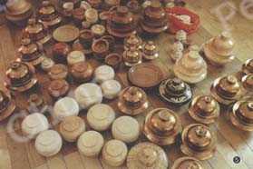 
⑤各種の木椀製品が並ぶルロンチュマさんの家
