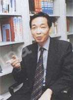 
鮑栄振（ほうえいしん）北京市の金杜律師事務所の弁護士。1986年、日本の佐々木静子法律事務所で弁護士実務を研修、87年、東京大学大学院で外国人特別研究生として会社法などを研究。
